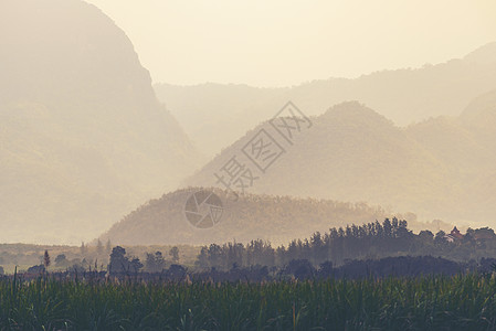 橙色夕阳与山脉的轮廓渐变生动的自然背景图片