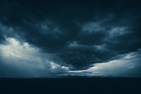 天空樱花雨云笼罩着湖边的群山背景