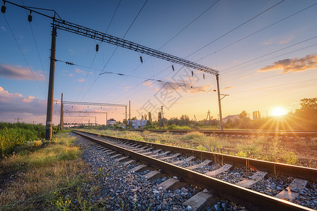 火车站日落时美丽的天空夏季农村工业景观与铁路,蓝天与五颜六色的云彩阳光,绿色的草铁路站台运输重工业图片