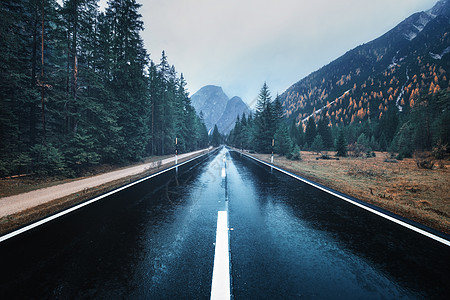 道路阴雨天图片