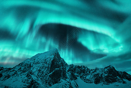 挪威洛福滕群岛雪盖山峰上方的北极光冬天的北极光夜间景观与极地灯光,雪岩星空极光美丽的自然北极光雪覆盖的山背景图片