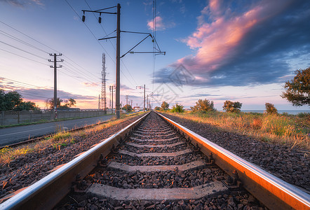 铁路美丽的天空日落夏天乡村工业景观与火车站,蓝天与彩云橙色阳光,道路铁路站台睡觉的人重工业夏天日落时的图片
