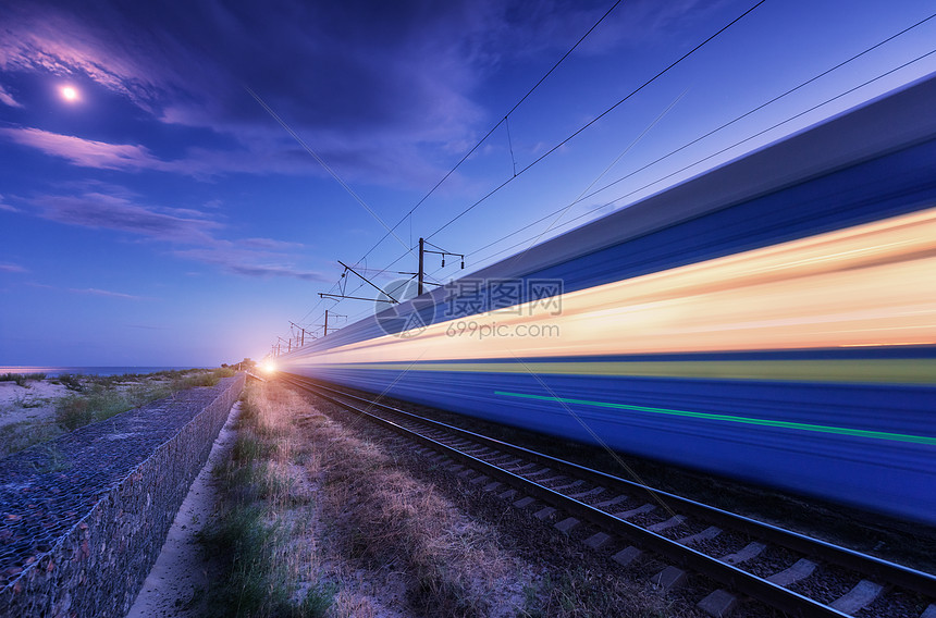 夏季夜间铁路上运动的高速客运列车图片
