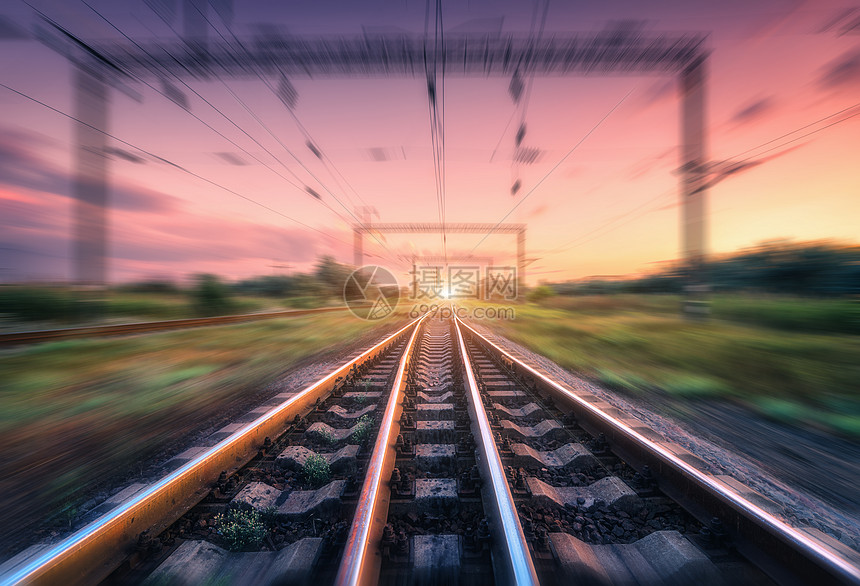 铁路美丽的天空日落与运动模糊的效果夏天工业景观与火车站模糊的背景与五颜六色的天空铁路站台速度运动中睡觉的人图片