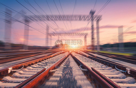 铁路粉红色的天空与运动模糊的效果日落工业景观与火车站,光线模糊的背景黄昏铁路站台移动运输速度运动铁图片