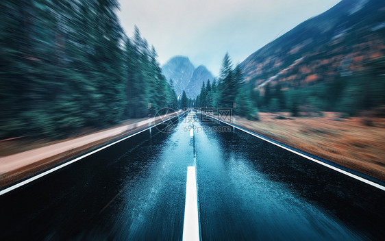 道路秋林中雨中运动模糊的效果完美的沥青山路阴雨天,背景模糊道路运动中运输空公路快速驾驶图片