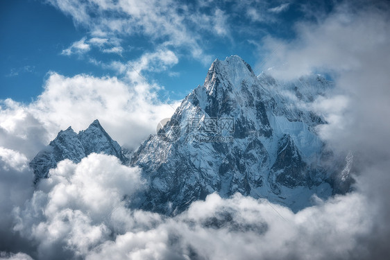 马纳斯鲁山与雪峰云阳光明媚的日子尼泊尔高雪覆盖的岩石蓝色多云的天空的景观美丽的自然仙女的风景喜马拉雅山脉图片