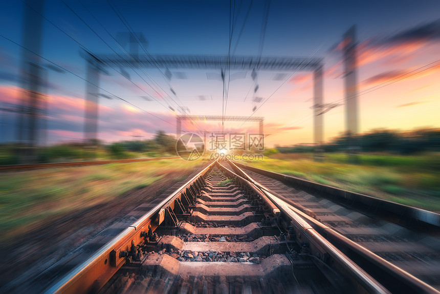 铁路五颜六色的蓝天与云彩日落与运动模糊的效果夏天工业景观与火车站模糊的背景铁路站台速度运动中图片
