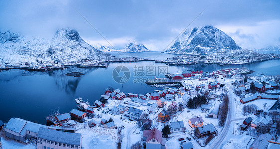 挪威洛福腾群岛冬季阴天雷恩的空中景观忧郁的景观,蓝色的海洋,雪山云,岩石,村庄,建筑,红色的罗布,多云的天空的风景图片