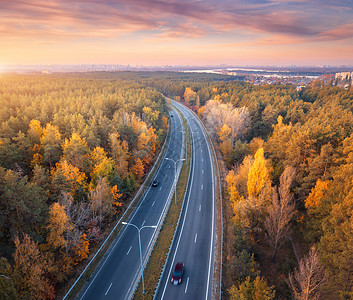 秋天日落时美丽的树林与公路美景背景图片