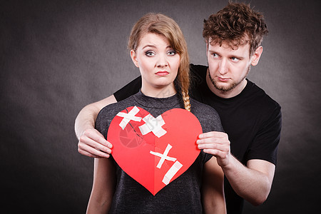 裂谷破碎的心困难的爱的悲伤幸的夫妇,女人男人着纸,红心用石膏绷带