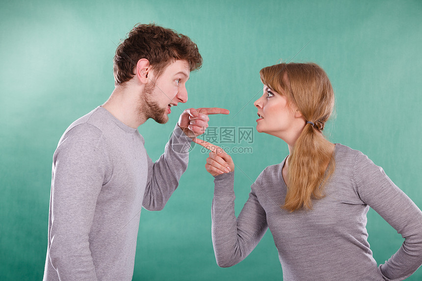 糟糕的关系离婚富表现力的轻夫妇大喊大叫夫妻很大的感情争执 争吵高清图片下载 正版图片 摄图网