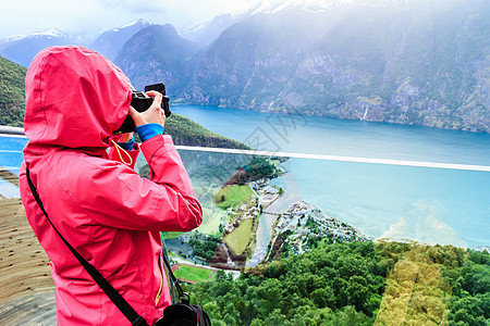 旅游旅行女旅游自然摄影师与相机拍照,享受极光峡湾景观Stestein瞭望,挪威斯堪的纳维亚旅游摄影师与相机St图片