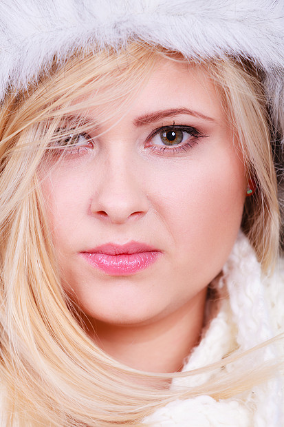 冷天配饰衣服,时尚冬天的金发女人,俄罗斯风格的温暖毛茸茸的帽子冬天毛茸茸的帽子里的金发女人图片