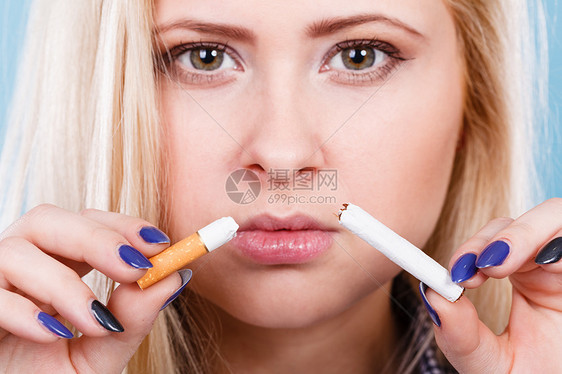 新决心,坏惯,健康的生活方式观念女人打破香烟,摆脱瘾女人打破香烟,摆脱瘾图片
