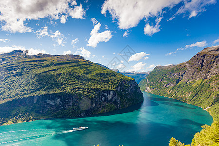 峡湾Geirangerfjord与游轮,Ornesvingen观赏点,挪威旅行目的地峡湾吉兰格峡湾与游轮,挪威图片