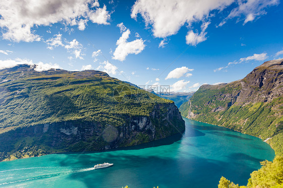 峡湾Geirangerfjord与游轮,Ornesvingen观赏点,挪威旅行目的地峡湾吉兰格峡湾与游轮,挪威图片