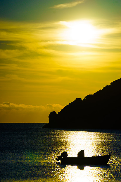 风景日出日落海上船锚海湾希腊海上的日出日落