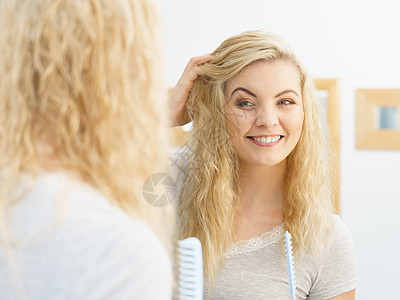 快乐的女人湿的金发积极的清洁女洗完澡后感觉干净放松湿金发的女人图片