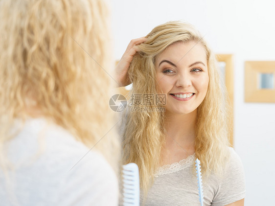 快乐的女人湿的金发积极的清洁女洗完澡后感觉干净放松湿金发的女人图片