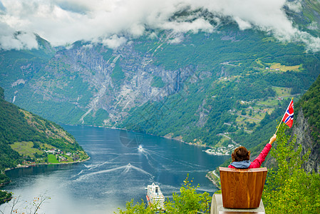 Flydalsjuvet角度欣赏峡湾Geirangerfjorden风景的女游客,举着挪威巡航度假旅行吉兰格峡图片