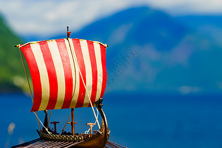 古老的木制维京长船帆,德雷克卡尔船挪威峡湾岸边旅游旅游挪威峡湾岸边的维京船图片
