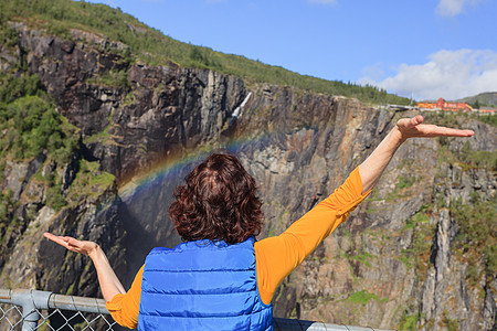 旅行,假期游客女人看着沃林斯福森瀑布还彩虹马博登峡谷挪威旅游哈丹戈维达路线,伊德福德观光旅游挪威沃林斯福图片