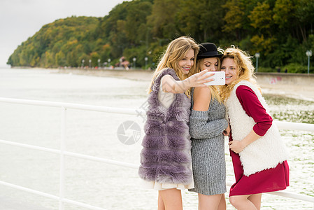 三位女自拍,户外玩得很开心,用智能手机拍照三位女户外自拍图片素材