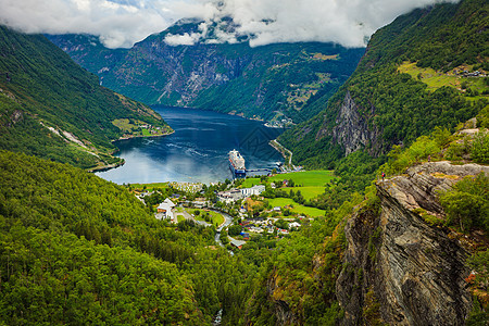 峡湾Geirangerfjord与游轮,Flydalsjuvet观赏点,挪威旅行目的地挪威吉兰格村峡湾游船图片