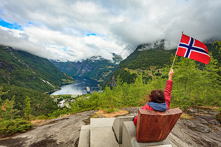 旅行冒险flydalsjuvet角度欣赏Geirangerfjord风景的女游客,举着挪威图片