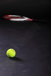 网球拍球黑色背景演播室拍摄图片