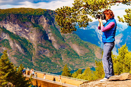 游客妇女Stestein瞭望台拍摄相机旅行图片,享受峡湾山脉景观挪威旅游景区路线极光自然游客拍摄旅行照片,挪图片