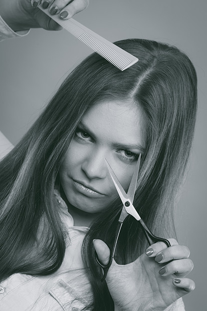 威胁危险犯罪美容护理理发带工具的可疑理发师危险的奇怪的发型师女士