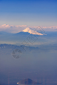 富士山,日本地标山的鸟瞰乘飞机经过日本静冈市,图片