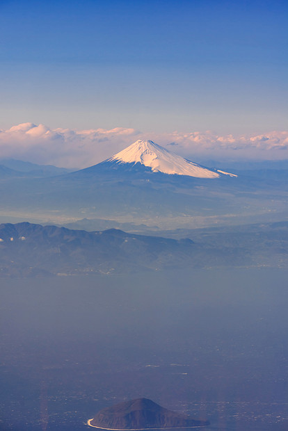 富士山,日本地标山的鸟瞰乘飞机经过日本静冈市,图片