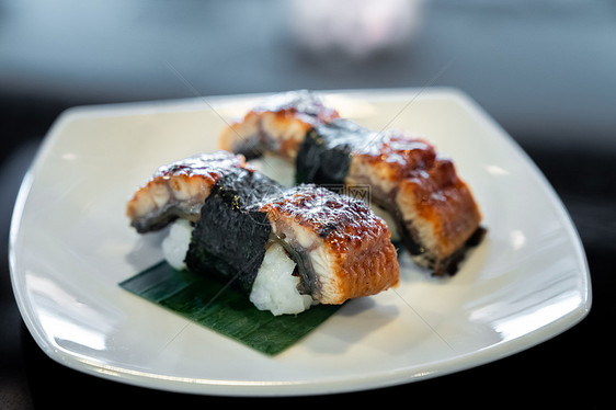 乌纳吉鳗鱼寿司,日本传统美食,白色盘子图片