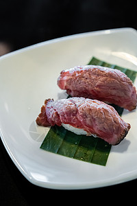 瓦格玉牛肉寿司,日本松鸡料理,白色盘子图片