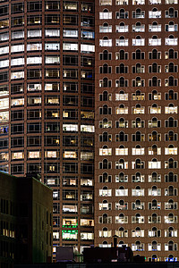 晚工作的城市,商业中心办公楼的窗口立夜间,波士顿,马里兰州,美国图片