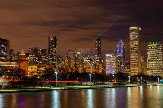 芝加哥市中心城市景观天际线摩天大楼办公楼与密歇根湖日落芝加哥市伊利诺伊州美国图片