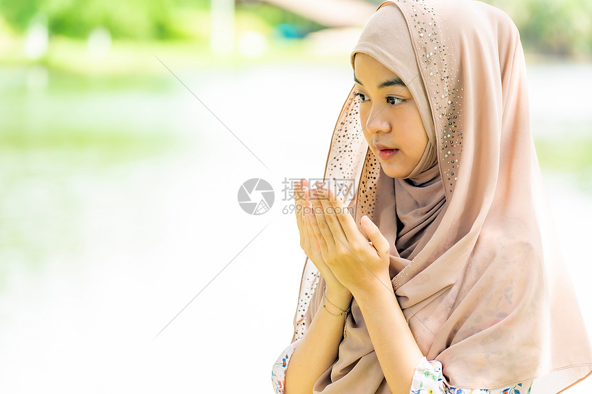 轻的成少女妇女为穆斯林上帝祈祷图片