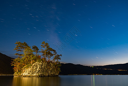 湖拖田与银河,拖田哈奇曼泰公园青森,日本图片