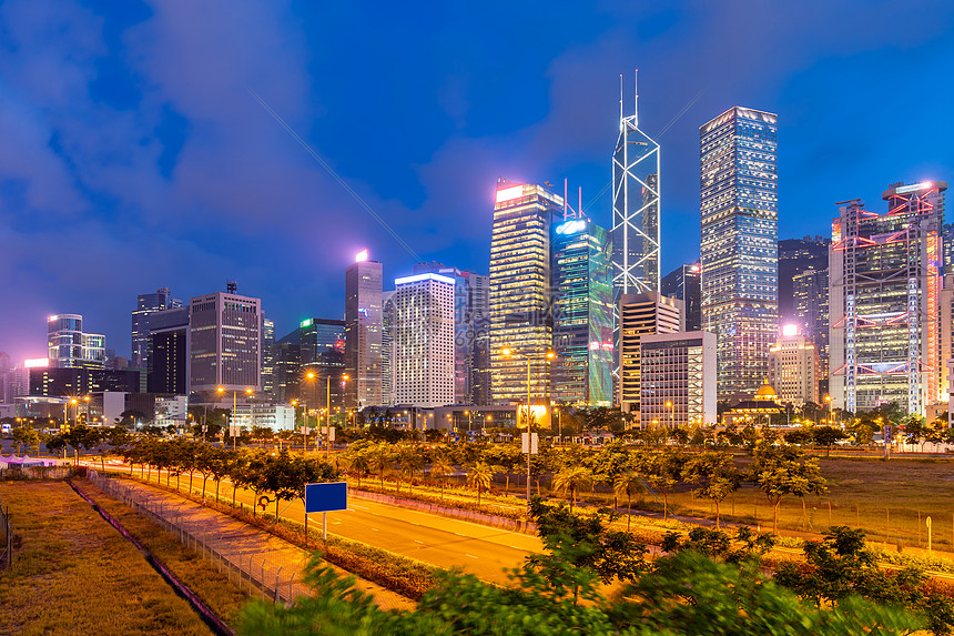 香港城市景观天际线摩天大楼与高速公路香港下降地区日落黄昏中国图片