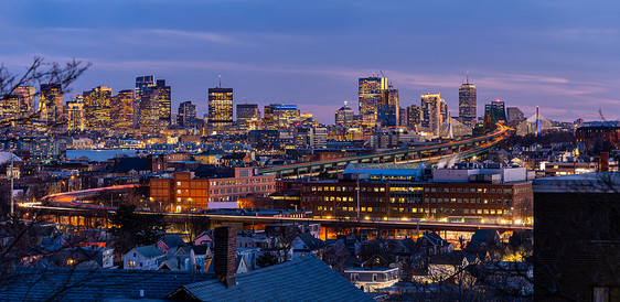 波士顿城市景观全景与高速公路小径波士顿美国夜间图片