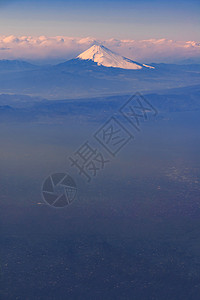 富士山,日本地标山的鸟瞰乘飞机经过日本静冈市,高清图片