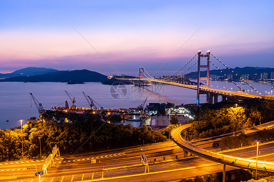 香港青衣地区青马桥地标悬索桥的日落及光照图片