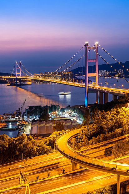 香港青衣地区青马桥地标悬索桥的日落及光照图片