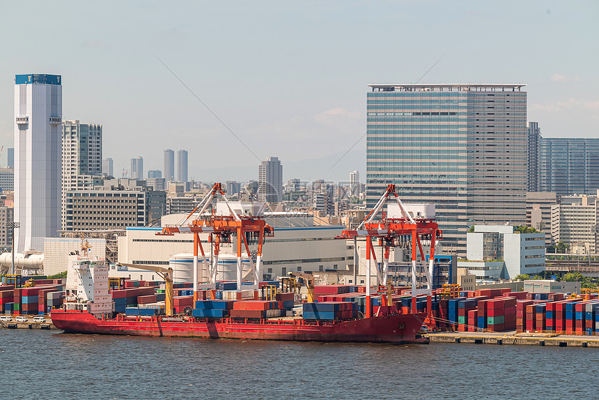 大货箱船与货物货栈码头码头港口等待国际海运运输进出口东京湾日本图片
