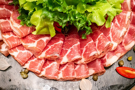 各种冷切,猪肉牛肉香肠,用于自助餐线上的沙拉站图片