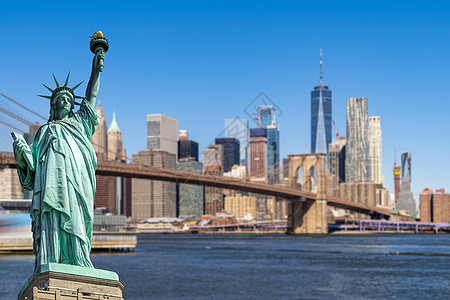 自由女神像背景布鲁克林大桥曼哈顿下城摩天大楼为纽约市纽约州,美国图片
