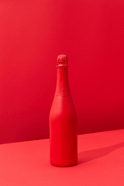 假日模拟瓶香槟红色油漆喷雾双调红色背景与软阴影,最小的红色油漆喷雾酒瓶双调红色背景图片